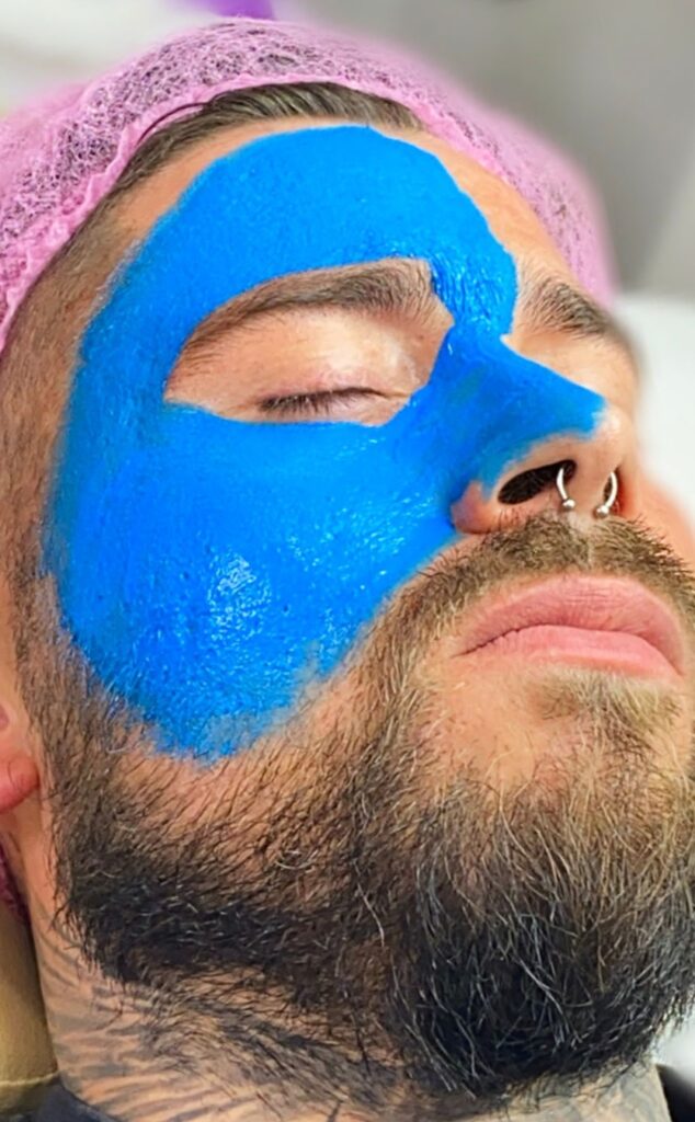 Tratamiento facial con mascarilla azul para hombre en centro de estética en Guadalajara